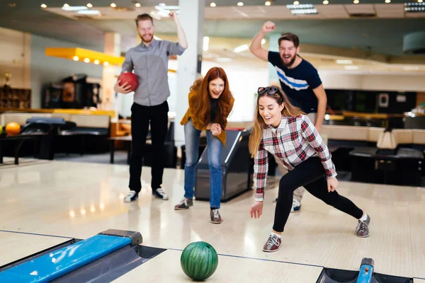 Amis appréciant le bowling au club — Photo