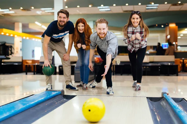 Amis appréciant le bowling au club — Photo