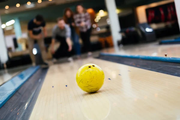 Friends bowling at club — Stock Photo, Image