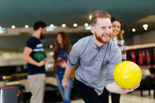 Amici divertirsi mentre bowling — Foto Stock