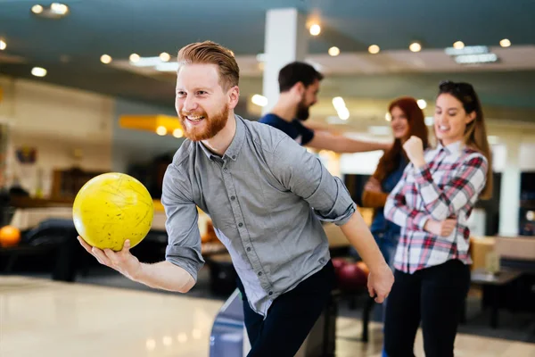 Amigos disfrutando de bolos en el club —  Fotos de Stock