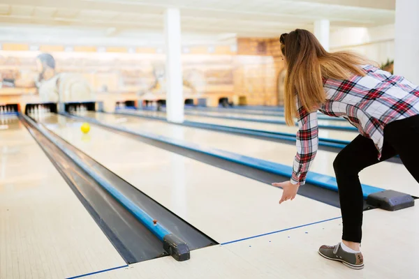 Frau wirft Bowlingball — Stockfoto