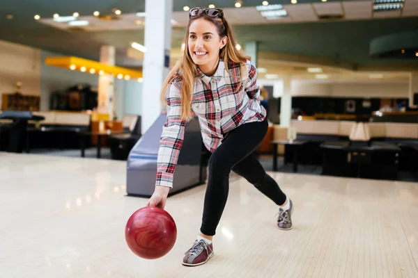 Glückliche Frau genießt Bowling — Stockfoto