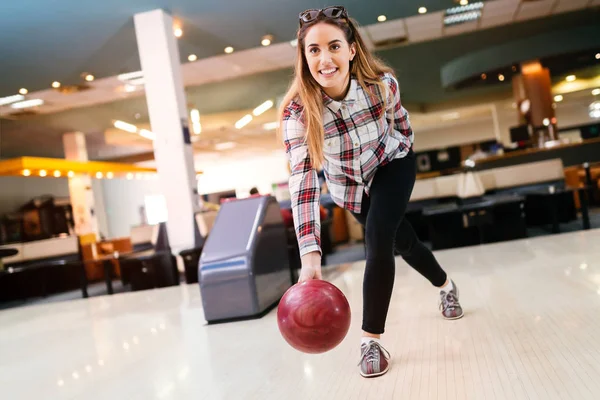 Kvinnan kasta bowlingklot — Stockfoto