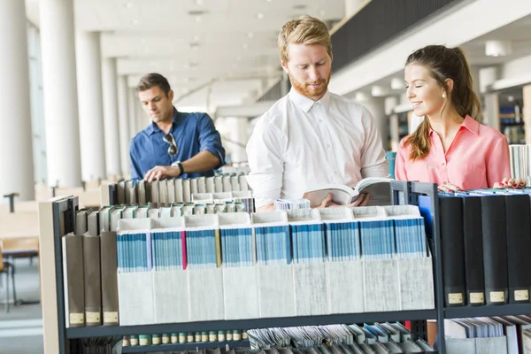 Studenti che leggono in biblioteca — Foto Stock