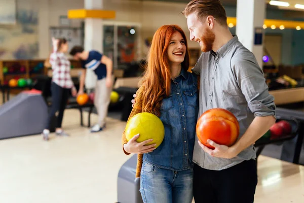 Pár randi és bowling — Stock Fotó