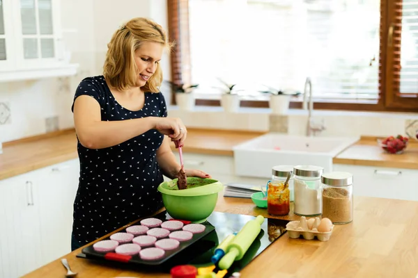 Mulher grávida preparando muffins — Fotografia de Stock