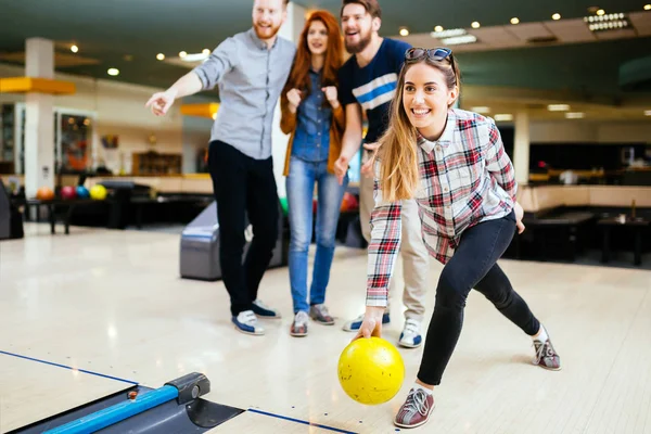 Gente competitiva disfrutando de los bolos — Foto de Stock