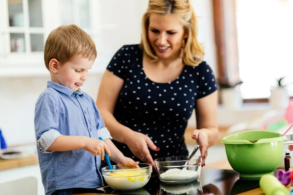 Mãe e criança preparando biscoitos — Fotografia de Stock