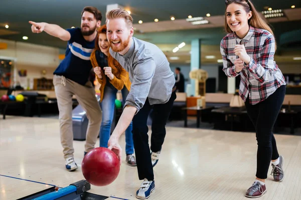 Amici bowling insieme — Foto Stock