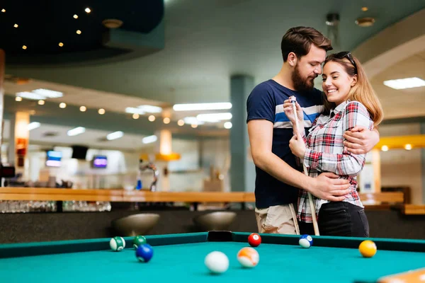 Güzel çift bilardo oynarken