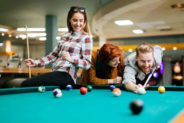 Amigos gostando de jogar piscina — Fotografia de Stock