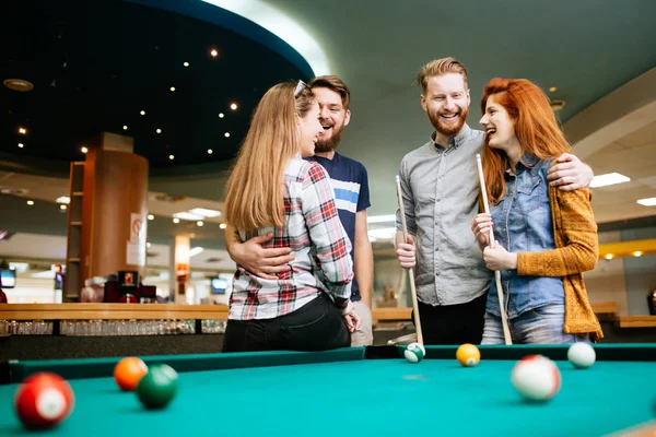 Amigos disfrutando jugando al billar — Foto de Stock