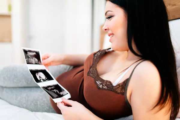 Jonge zwangere vrouw in bed — Stockfoto