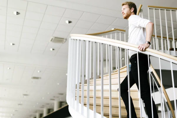 Homem climing escadas — Fotografia de Stock