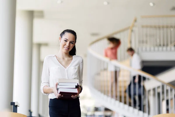 Hermosa mujer en la biblioteca — Foto de Stock