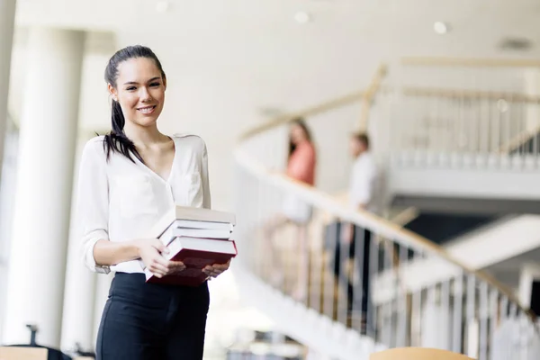 Hermosa mujer en la biblioteca — Foto de Stock