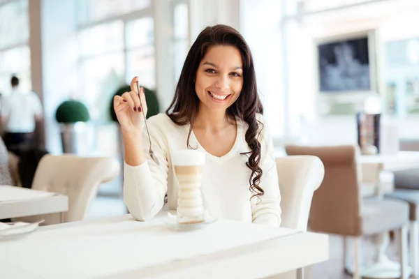 Retrato de una hermosa joven morena — Foto de Stock