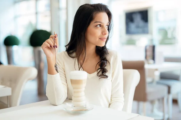 Wanita cantik minum kopi — Stok Foto