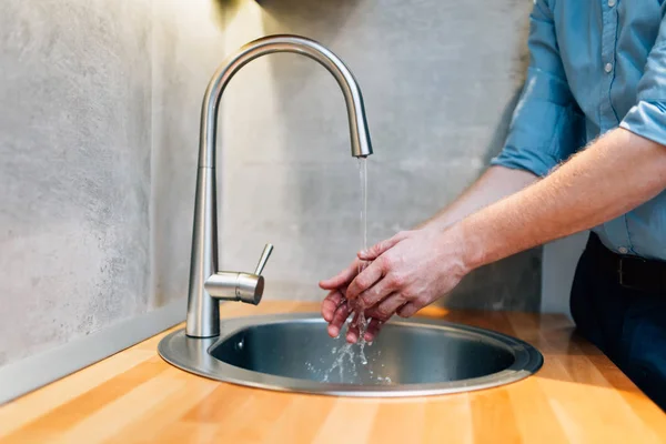 Wassen van de handen houdt bacteriën weg — Stockfoto