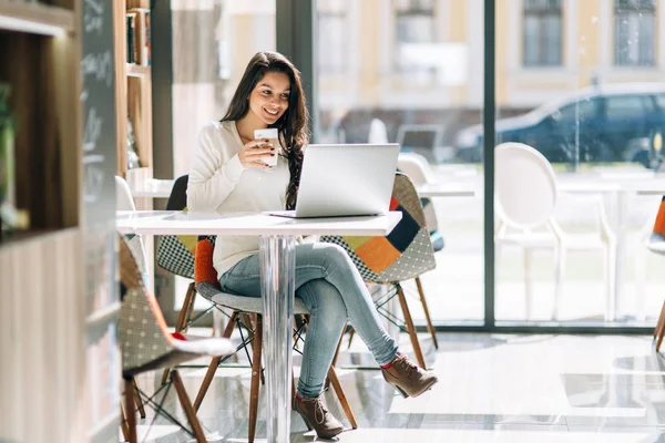 Bruneta studiază și se bucură de cafea — Fotografie, imagine de stoc