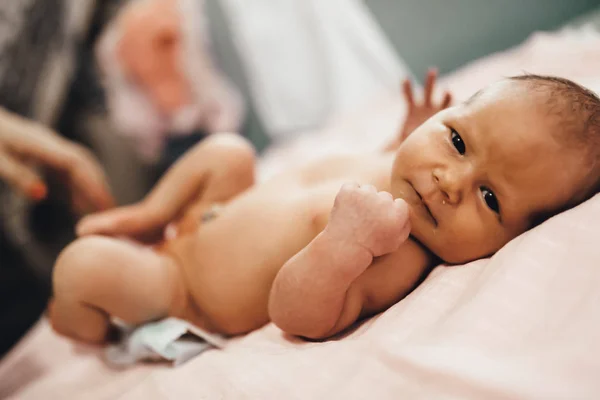 Lindo pequeno recém-nascido — Fotografia de Stock