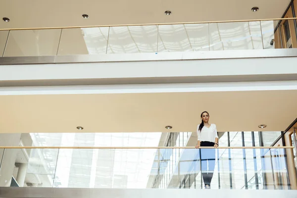 Businesswoman in modern building — Stock Photo, Image