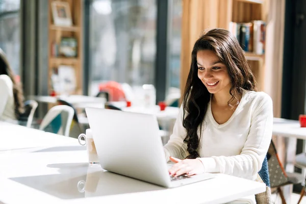 Brunette studerer og nyter kaffe – stockfoto