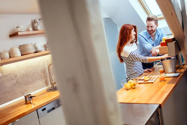 Attraktives Paar in der Küche — Stockfoto