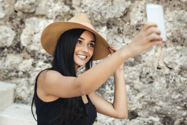 A vonzó lány vesz selfie — Stock Fotó