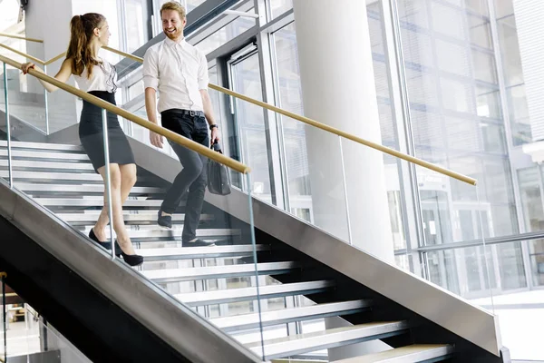 Colleghi di lavoro che parlano sulle scale — Foto Stock