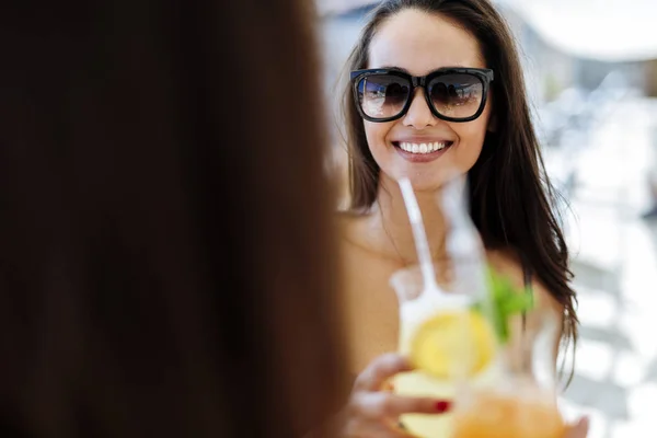 Vrouwen cocktails drinken — Stockfoto