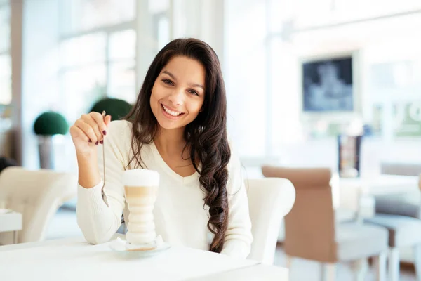 コーヒーを飲みながら魅力的な女性 — ストック写真