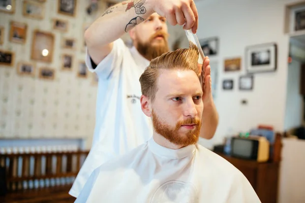 Розчісування волосся і укладання — стокове фото