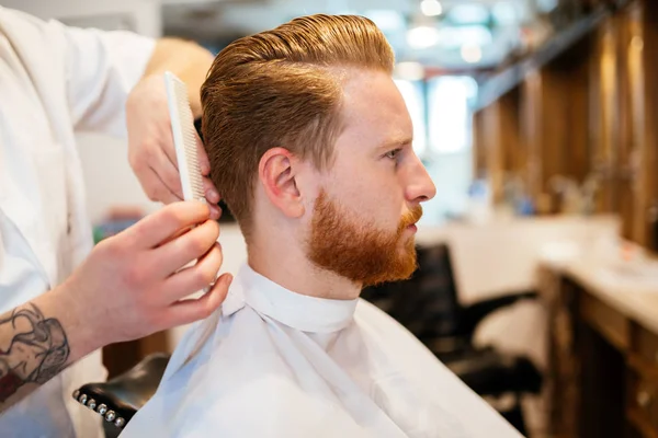 Мужчина, получающий лечение бороды — стоковое фото