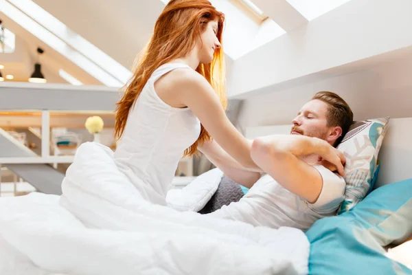 Par förälskade liggande på sängen — Stockfoto