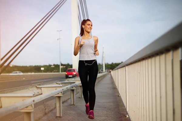 Deportiva mujer corriendo al aire libre — Foto de Stock