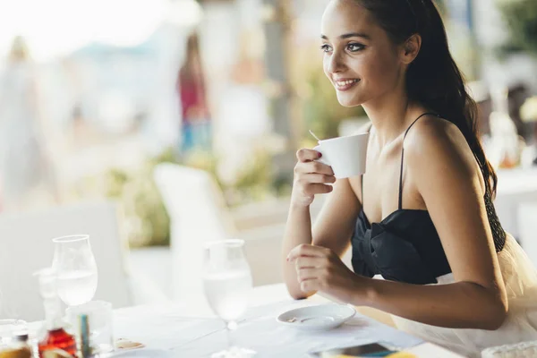 Mujer atractiva en el restaurante — Foto de Stock