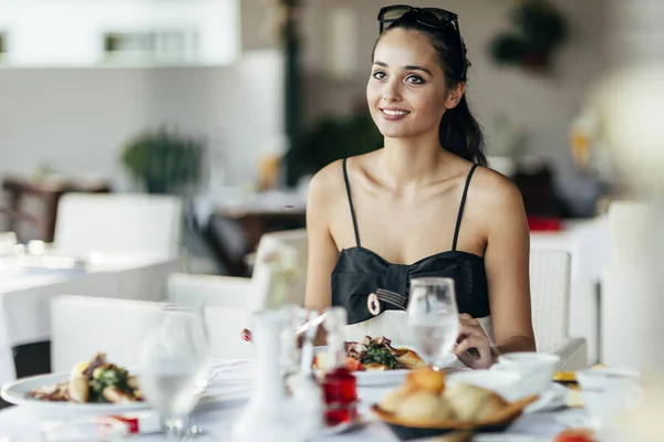 Donna attraente nel ristorante — Foto Stock