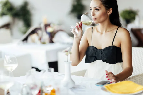 Attractive woman in restaurant — Stock Photo, Image