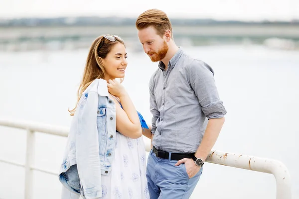 Casal aproveitando o tempo — Fotografia de Stock