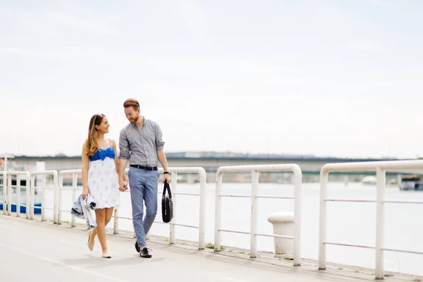 Hermosa pareja al aire libre — Foto de Stock