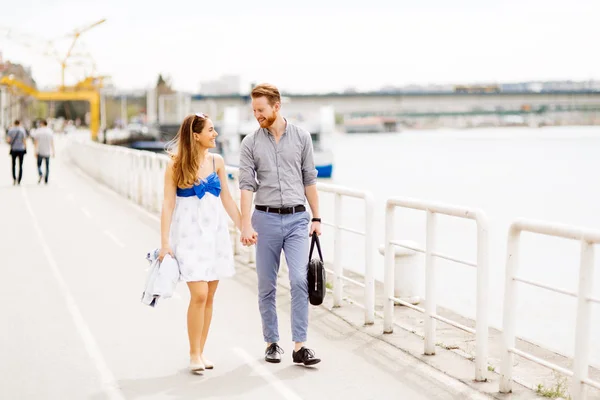 Casal aproveitando o tempo — Fotografia de Stock