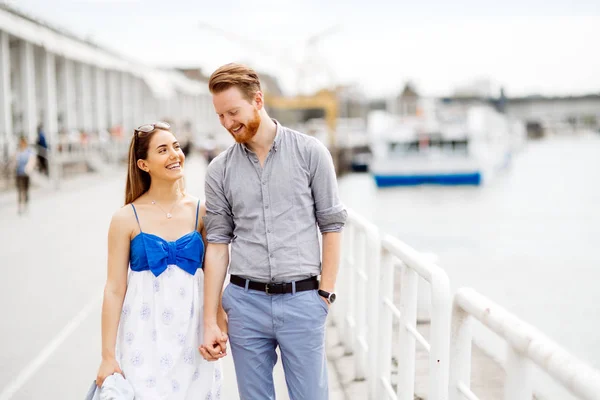 Couple heureux marchant à l'extérieur — Photo