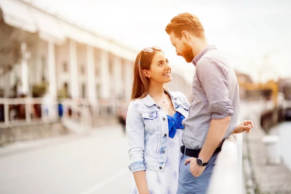 Zwei verliebte Menschen — Stockfoto