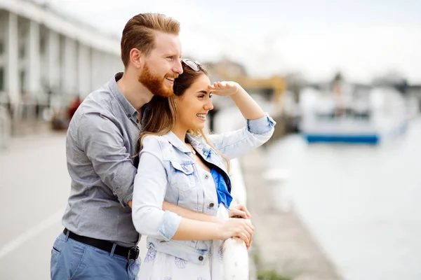 Hermosa pareja al aire libre —  Fotos de Stock