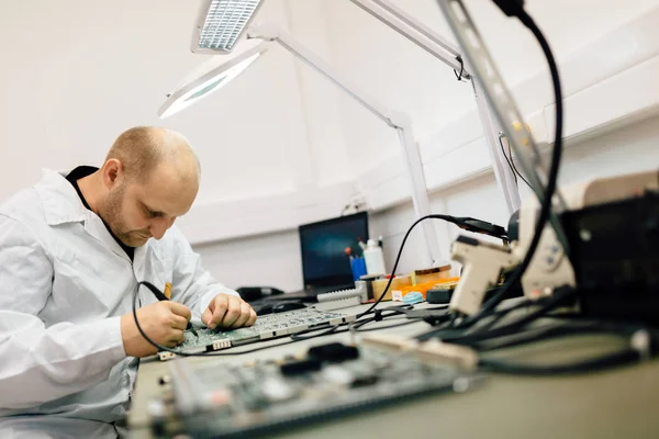 Técnico de reparação de cartões cmts — Fotografia de Stock