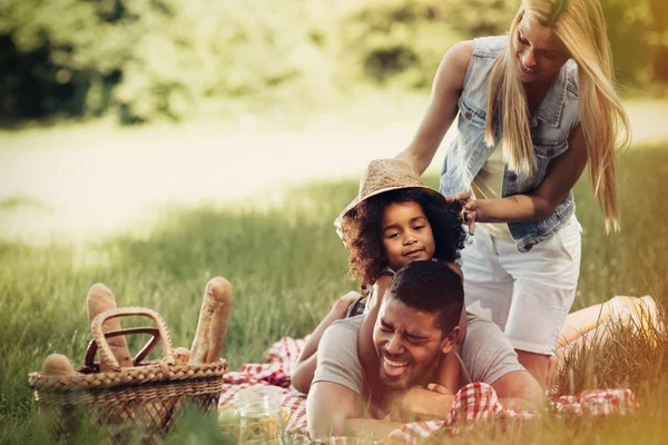 Família feliz desfrutando de piquenique — Fotografia de Stock