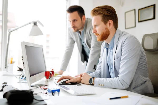 Kollegen im Büro — Stockfoto