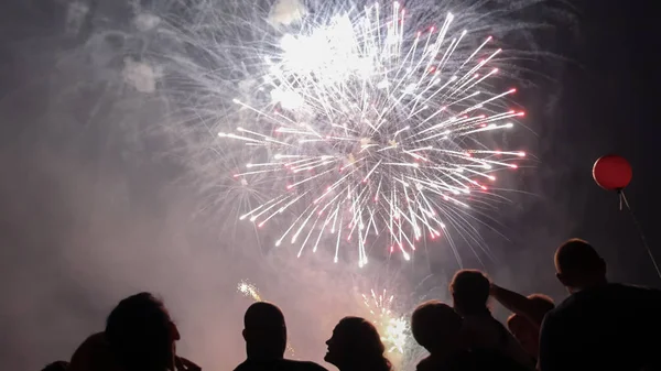 Mensen kijken vuurwerk — Stockfoto